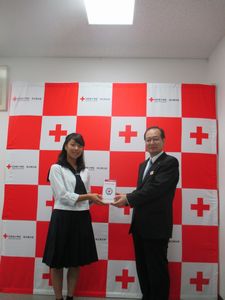 日赤埼玉県支部局長に熊本震災義援金を届ける